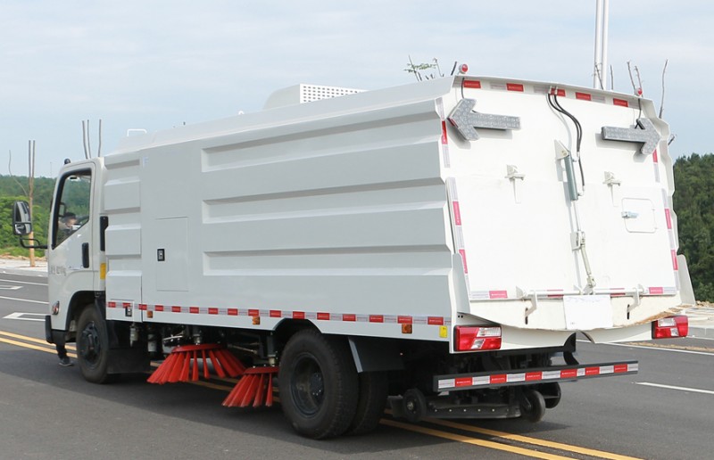 多利卡D7掃路車8噸掃路車圖片