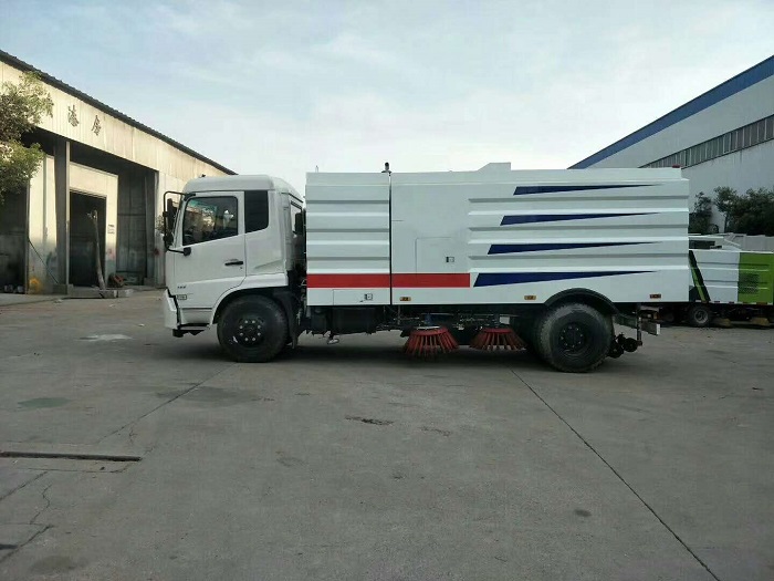 東風(fēng)天錦掃路車圖片