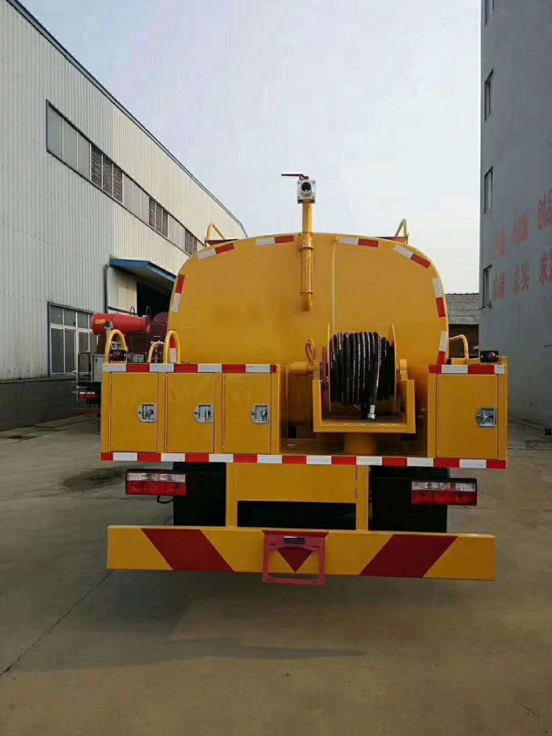 東風(fēng)大多利卡D9高壓清洗車(chē)