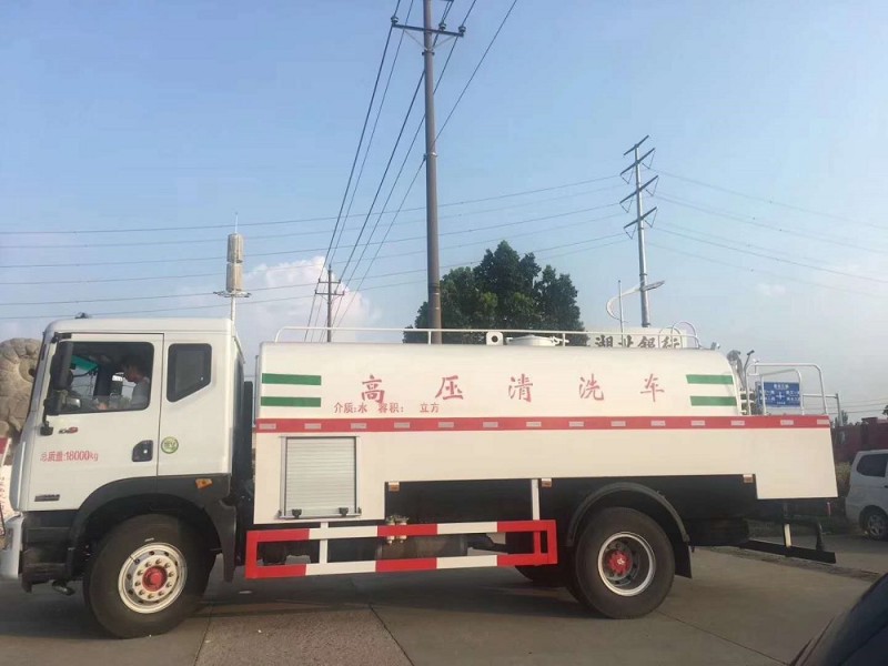 東風(fēng)大多利卡D9高壓清洗車(chē)