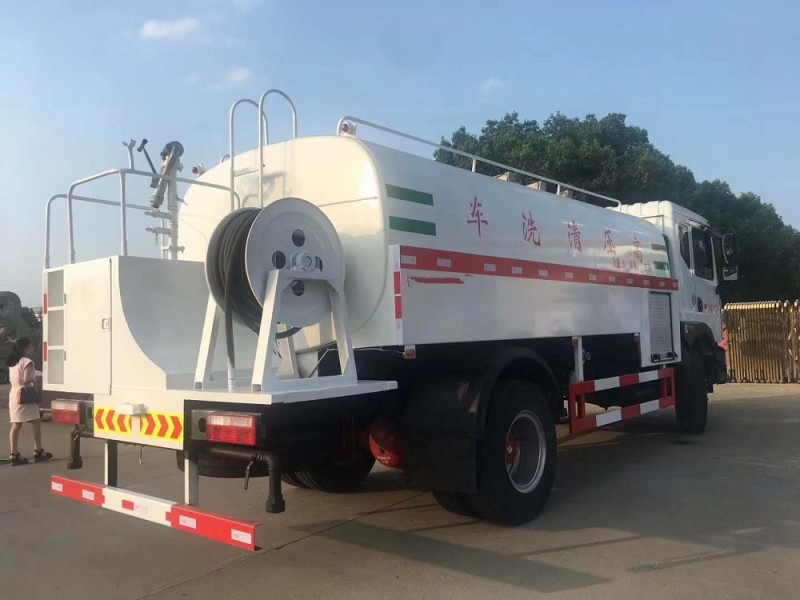 東風(fēng)大多利卡D9高壓清洗車(chē)