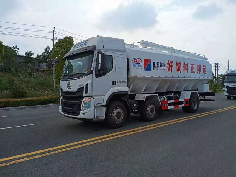 柳汽小三軸散裝飼料運(yùn)輸車